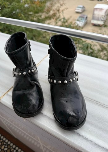 Kızlar için Parlak Siyah Tokalı Biker Botlar - Görsel 3