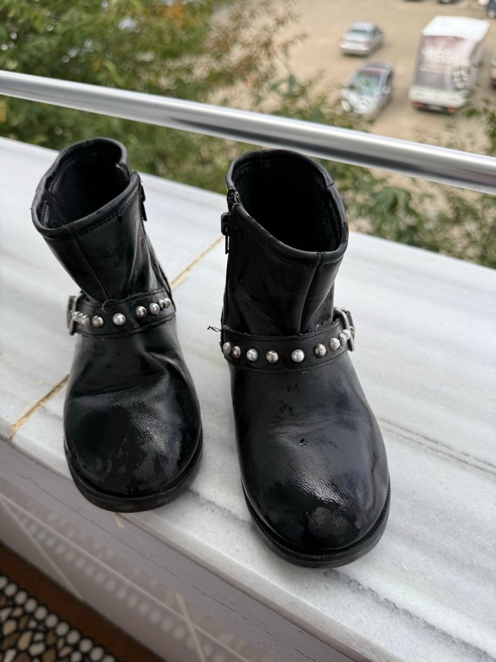 Kızlar için Parlak Siyah Tokalı Biker Botlar - Görsel 3
