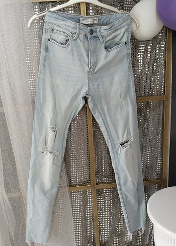 Gri Yırtık Detaylı Kadın Denim Pantolon
