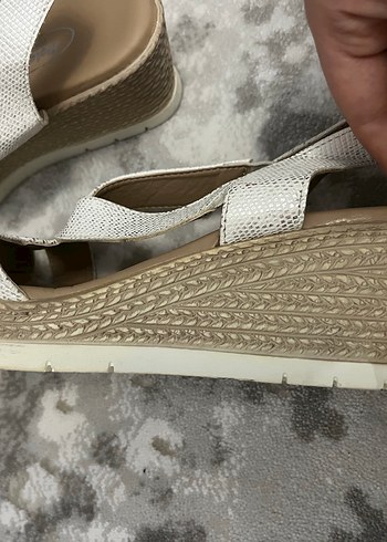 Polaris Beyaz Yılan Desenli Dolgu Topuklu Sandalet - Görsel 4