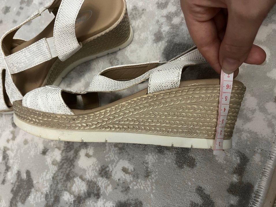 Polaris Beyaz Yılan Desenli Dolgu Topuklu Sandalet - Görsel 4