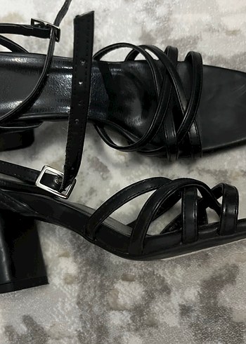 Siyah Tokalı Kadın Topuklu Ayakkabı - Görsel 3