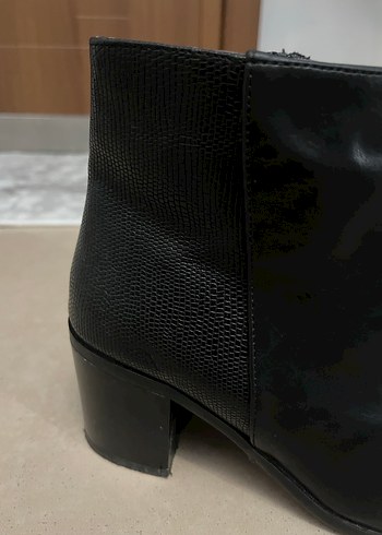 Kadın Siyah Deri Topuklu Bot - Görsel 4