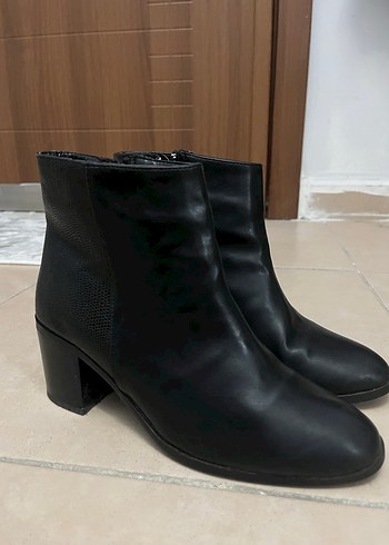 Kadın Siyah Deri Topuklu Bot - Görsel 3