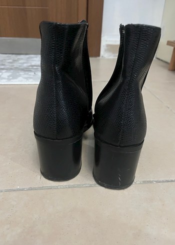 Kadın Siyah Deri Topuklu Bot - Görsel 5