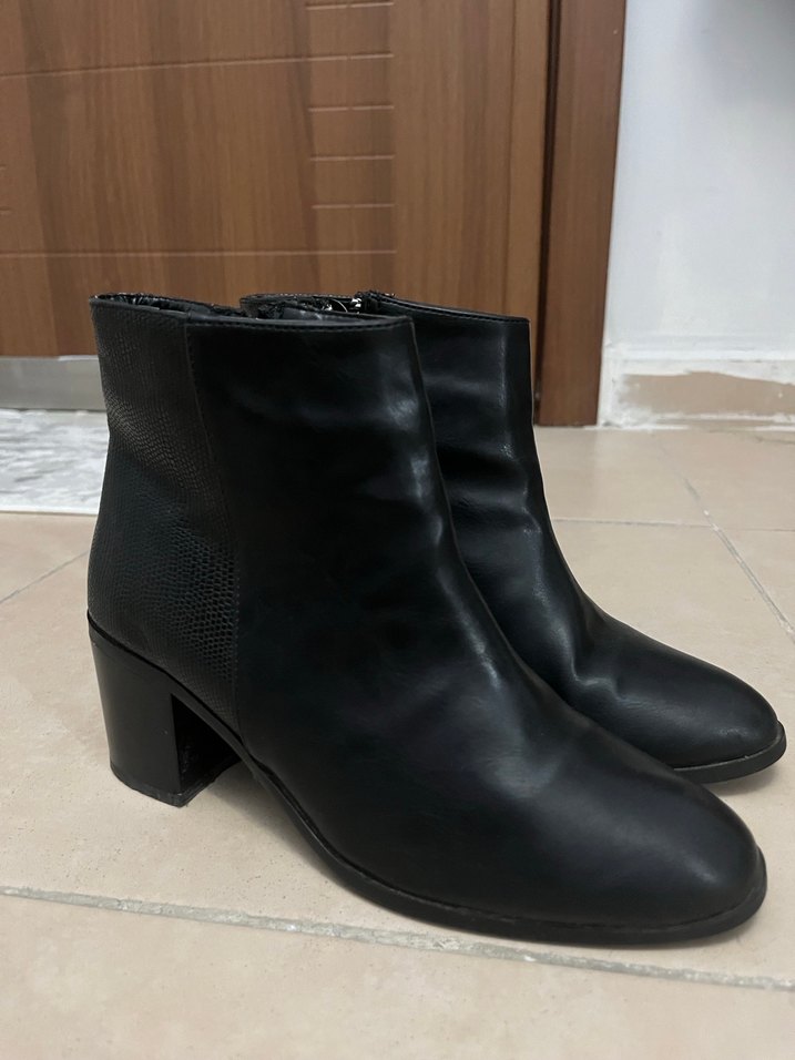 Kadın Siyah Deri Topuklu Bot - Görsel 3