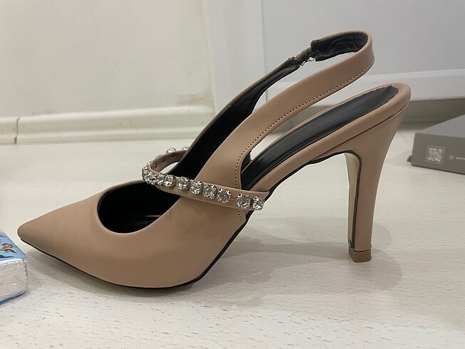 40 Beden ten rengi Renk Bej taş detaylı kemerli stiletto