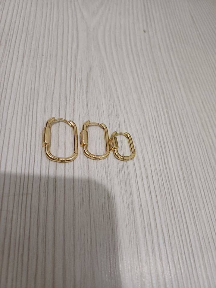 Zincir Detaylı Altın Renk Mini Küpeler - Görsel 3