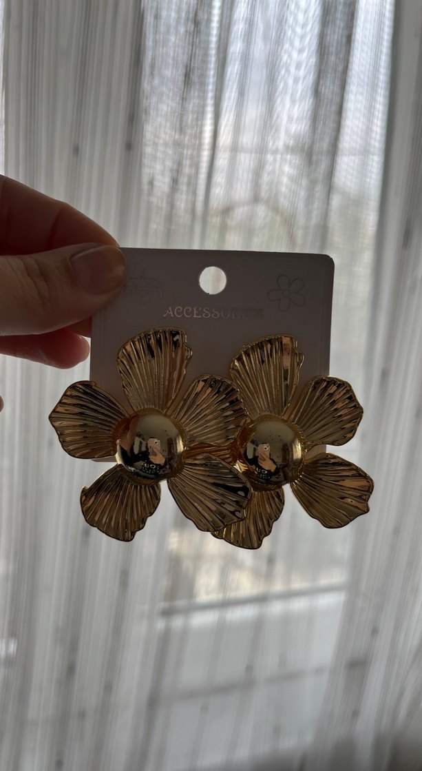 Altın Renkli Çiçek Desenli Küpe - Görsel 2