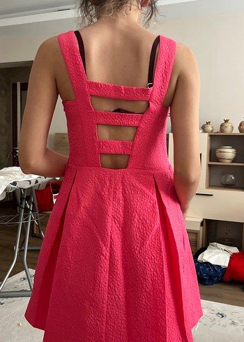 Pembe Pliseli Kısa Elbise