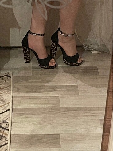 37 Beden LEOPAR DESENLİ AYAKKABI