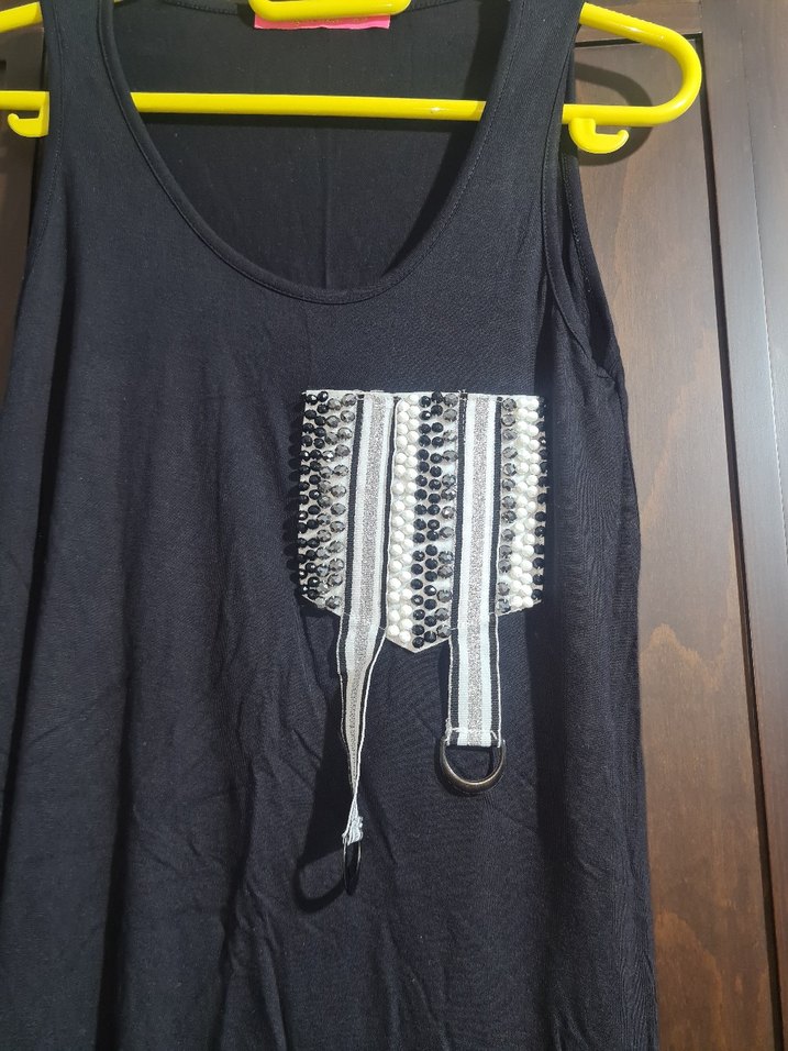 Asimetrik Kesim Siyah Kolsuz Tişört - Görsel 2