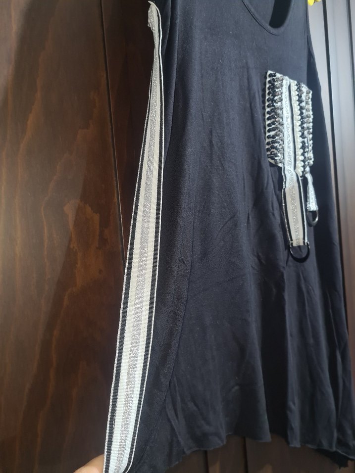 Asimetrik Kesim Siyah Kolsuz Tişört - Görsel 3