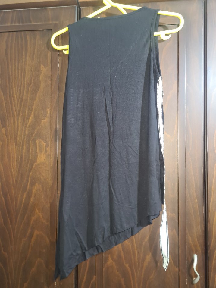 Asimetrik Kesim Siyah Kolsuz Tişört - Görsel 4