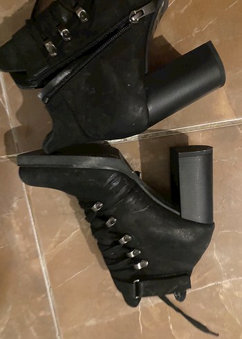 Siyah Süet Tokalı Blok Topuklu Gotik Bot - Görsel 3