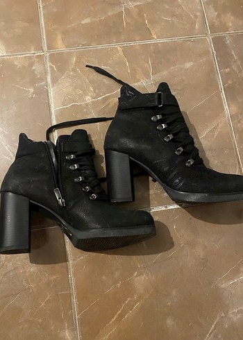 Siyah Süet Tokalı Blok Topuklu Gotik Bot - Görsel 2