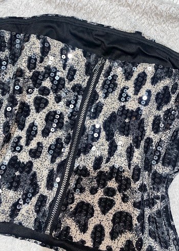 Gri leopar desenli pullu straplez crop - Görsel 3