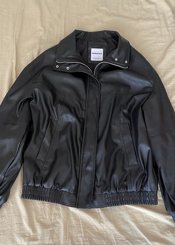 Bershka Siyah Deri Fermuarlı Kadın Ceket