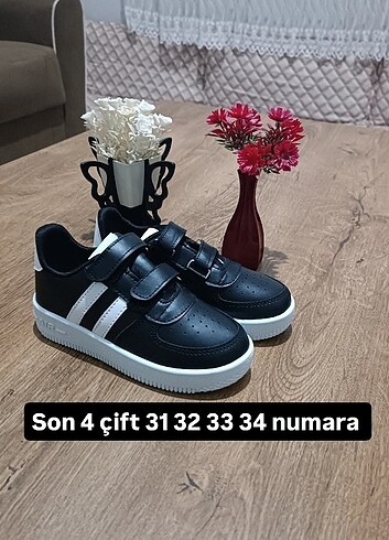 Hiç giyilmedi Etiketi üstünde kullanışlı ve rahat çocuk spor aya