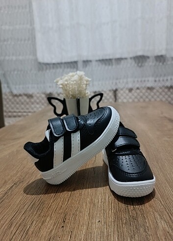 Hiç giyilmedi Etiketi üstünde kullanışlı ve rahat çocuk spor aya