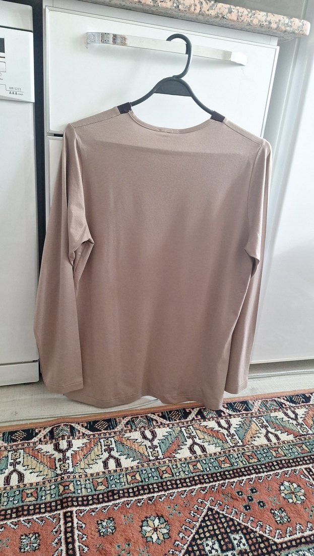 V Yaka Baskılı Bej Kadın Bluz - Görsel 3