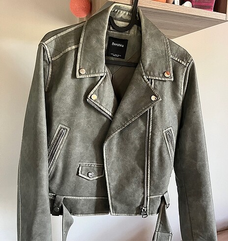 m Beden haki Renk Bershka Yeşil Eskitme Deri Ceket
