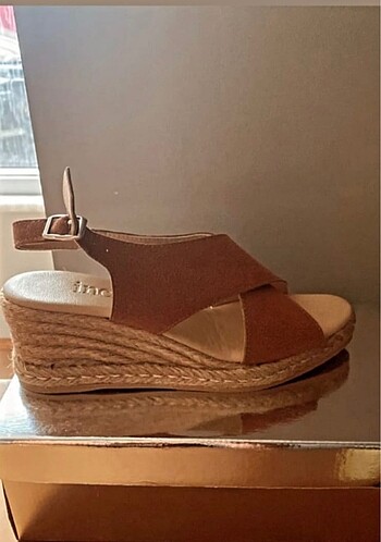 İnci markalı dolgu topuk sandalet