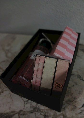 Pembe kutulu Kadın Cüzdan & Victoria"s secret vücut losyonu - Görsel 2