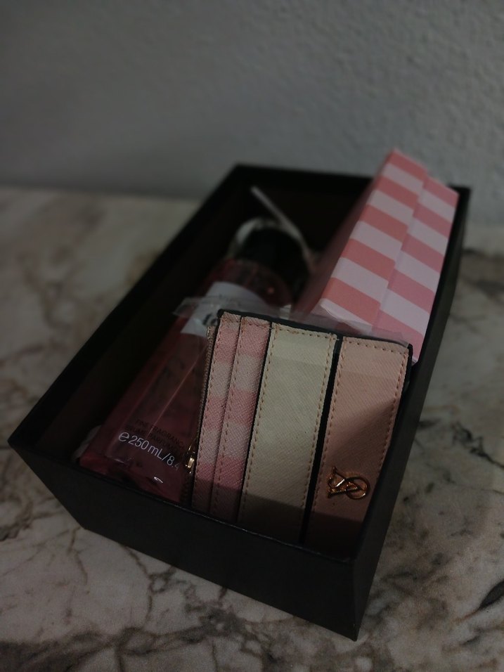 Pembe kutulu Kadın Cüzdan & Victoria"s secret vücut losyonu - Görsel 2
