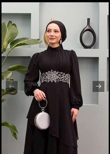 Uzun Siyah Nakışlı Elbise