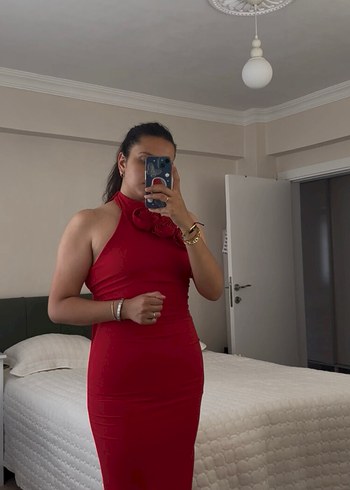 Kırmızı gül detaylı sırtı açık elbise