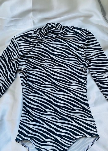 Zebra Desenli Uzun Kollu Yüksek Yaka Bluz - Görsel 2