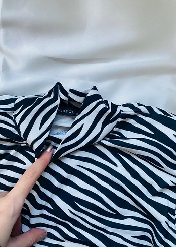 Zebra Desenli Uzun Kollu Yüksek Yaka Bluz - Görsel 4