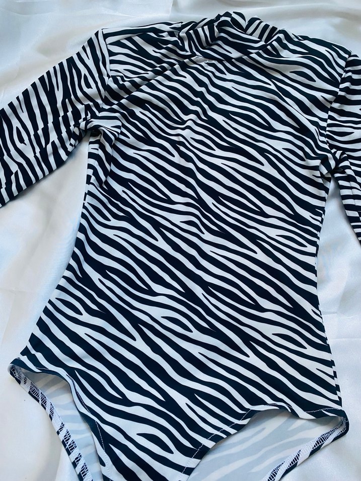 Zebra Desenli Uzun Kollu Yüksek Yaka Bluz - Görsel 5