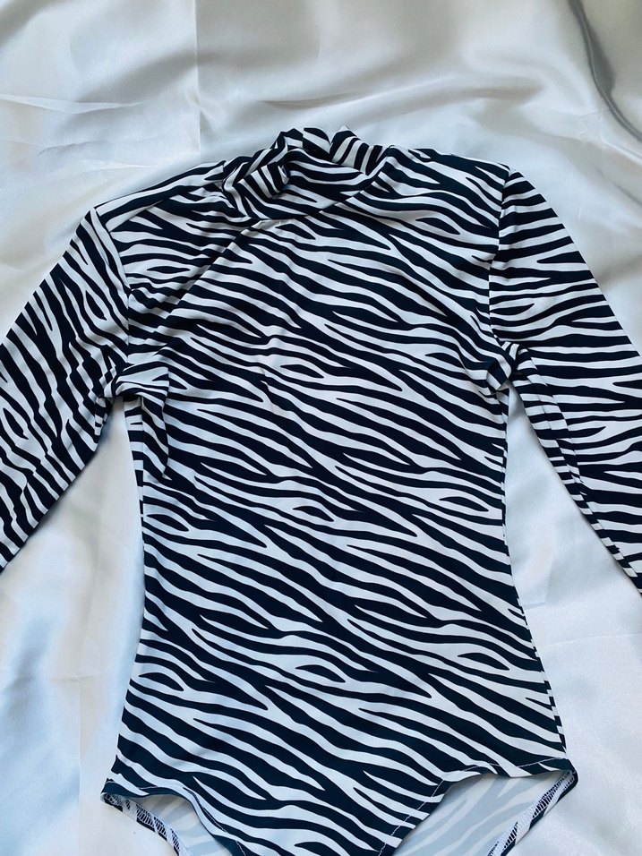 Zebra Desenli Uzun Kollu Yüksek Yaka Bluz - Görsel 2