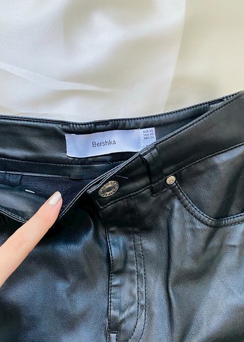 Bershka siyah deri pantolon - Görsel 2