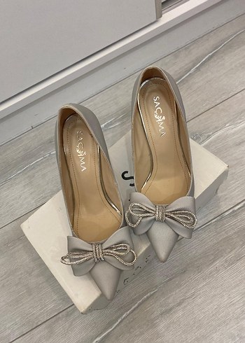 Diger Gri Işıltılı Fiyonklu Stiletto