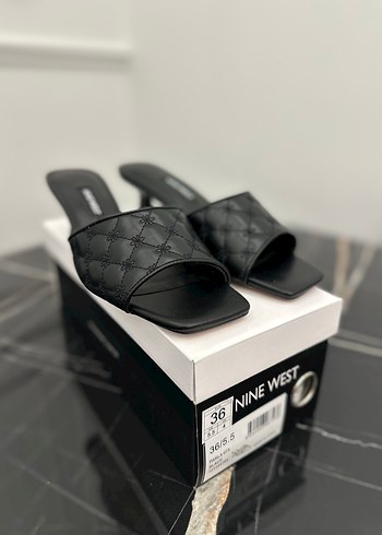 Nine West Siyah Kareli Topuklu Terlik
