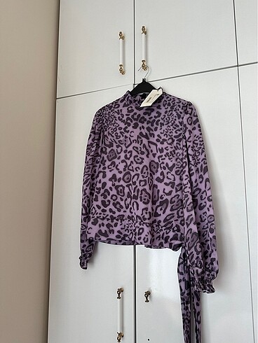 Leopar Desenli Belden Bağlamalı Bluz