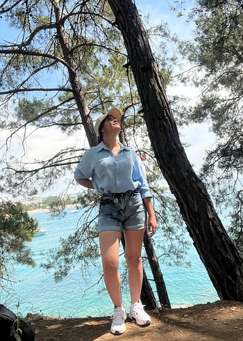 Kadın Beli Kemerli Açık Mavi Batik Bermuda Şort - Görsel 2