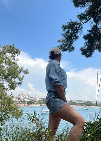 Kadın Beli Kemerli Açık Mavi Batik Bermuda Şort - Görsel 3