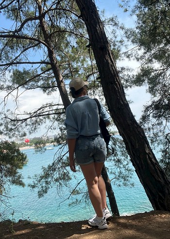 Kadın Beli Kemerli Açık Mavi Batik Bermuda Şort - Görsel 4