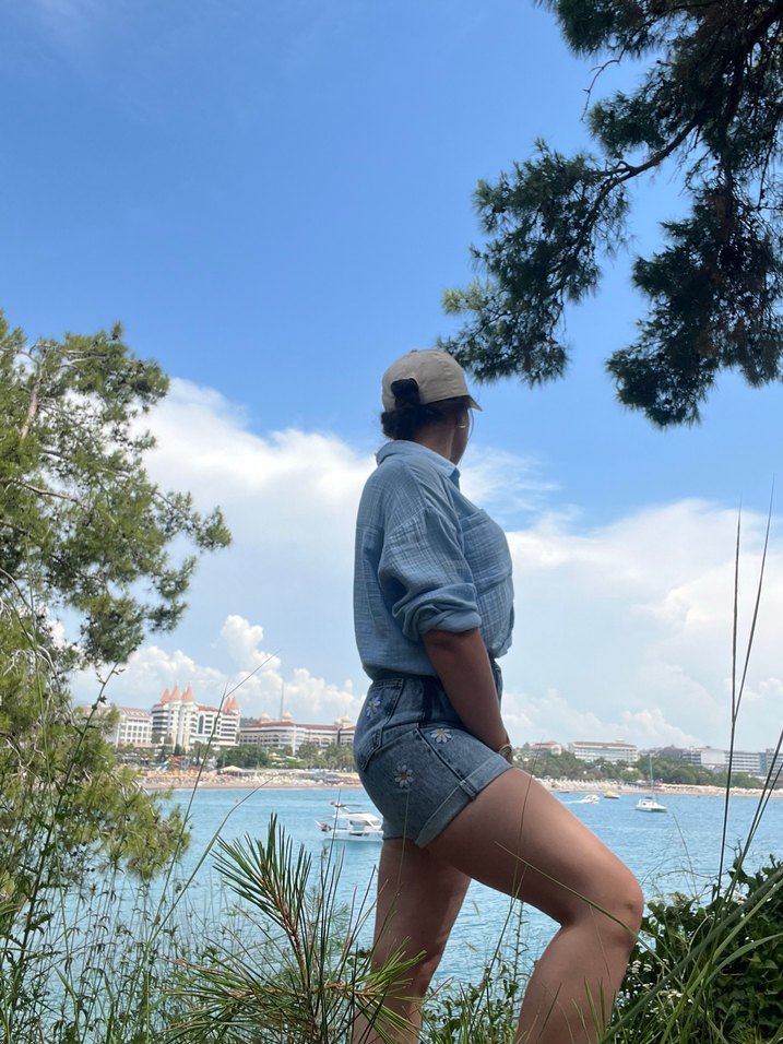 Kadın Beli Kemerli Açık Mavi Batik Bermuda Şort - Görsel 3