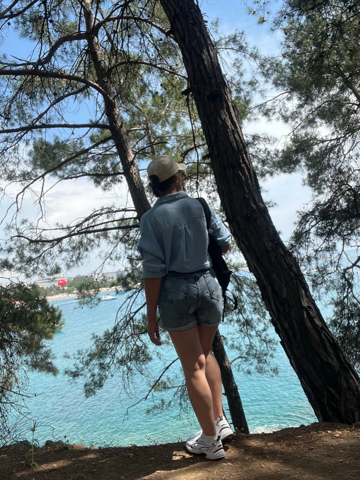 Kadın Beli Kemerli Açık Mavi Batik Bermuda Şort - Görsel 4