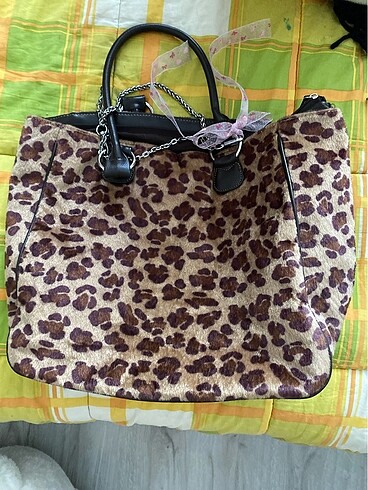 Leoparlı çanta