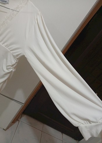 Dantelli V-Yaka Kısa Kollu Beyaz Bluz - Görsel 4