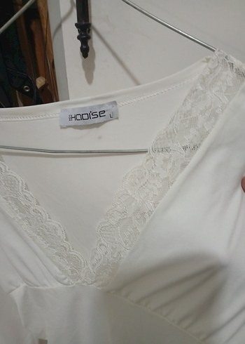 Dantelli V-Yaka Kısa Kollu Beyaz Bluz - Görsel 2