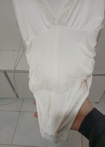 Dantelli V-Yaka Kısa Kollu Beyaz Bluz - Görsel 5