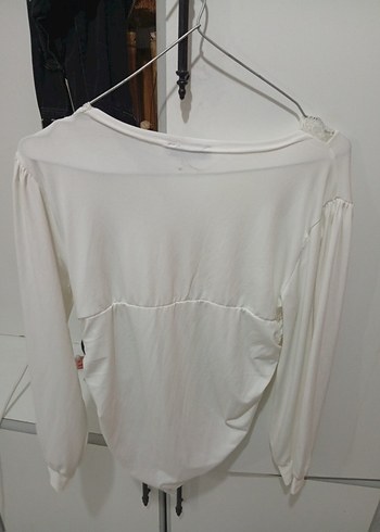 Dantelli V-Yaka Kısa Kollu Beyaz Bluz - Görsel 3