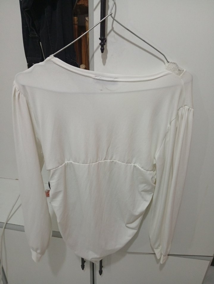 Dantelli V-Yaka Kısa Kollu Beyaz Bluz - Görsel 3